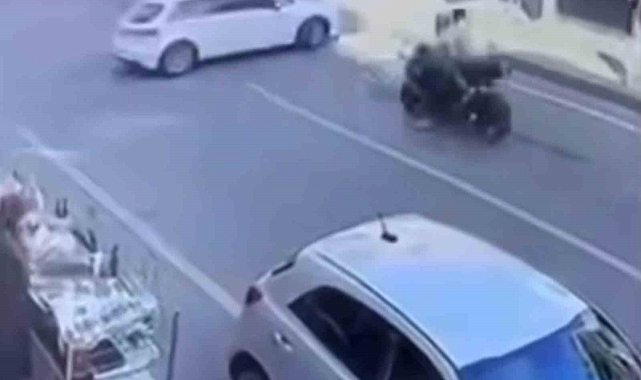 Motosiklet otomobile çarptı: 2 yaralı