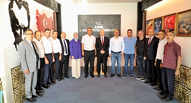 Müdür Kökrek, emekliye ayrılan Şube Müdürü Kızgın’a plaket verdi