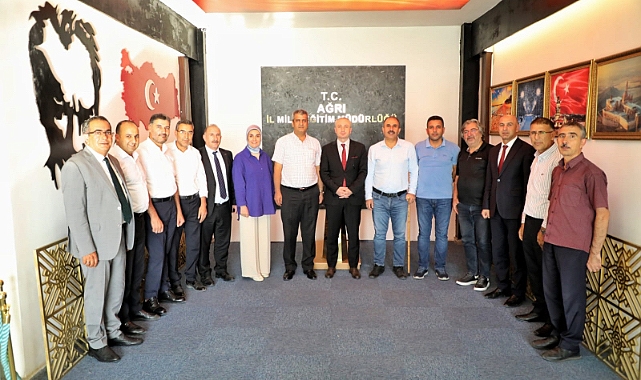 Müdür Kökrek, emekliye ayrılan Şube Müdürü Kızgın’a plaket verdi