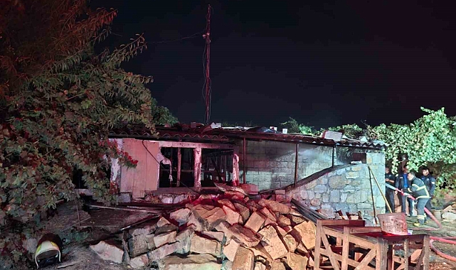 Muğla’daki yangında ahır alevlere teslim oldu