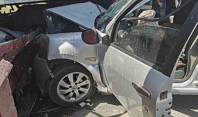 Muş'ta otomobil tıra çarptı: 1 ölü, 5 yaralı