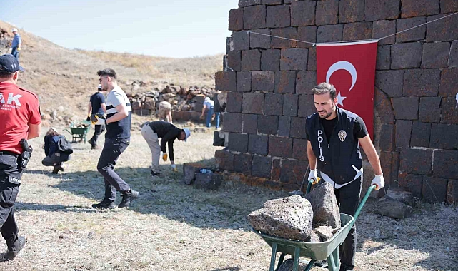Polisinden örnek davranış