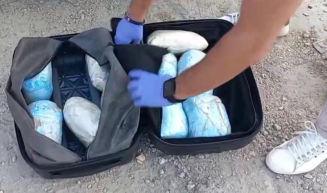 Polisten uyuşturucu tacirlerine darbe: 10 kilo 100 gram uyuşturucu ele geçirildi