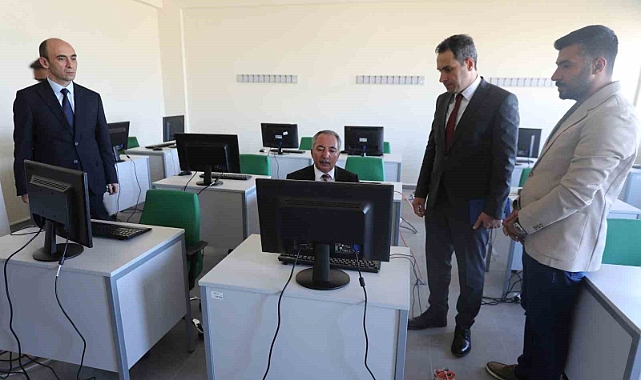 Prof. Dr. Karabulut, bilgisayar laboratuvarında incelemelerde bulundu