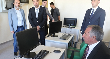 Rektör Karabulut, Doğubayazıt’ta Bilgisayar Laboratuvarı’nda İncelemelerde Bulundu