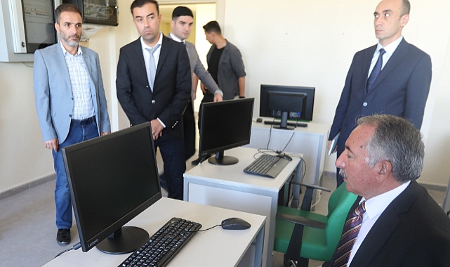 Rektör Karabulut, Doğubayazıt’ta Bilgisayar Laboratuvarı’nda İncelemelerde Bulundu