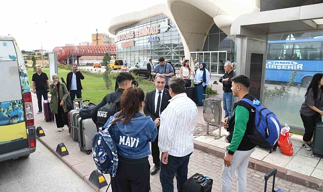 Rektör Karahocagil, öğrenci karşılama stantlarını ziyaret etti