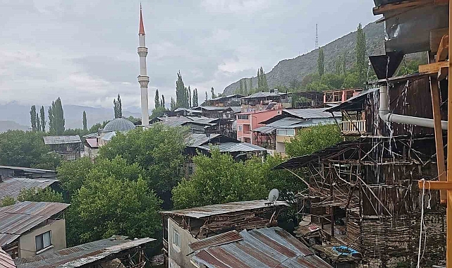 Sağanak yağış etkili oluyor İspirde