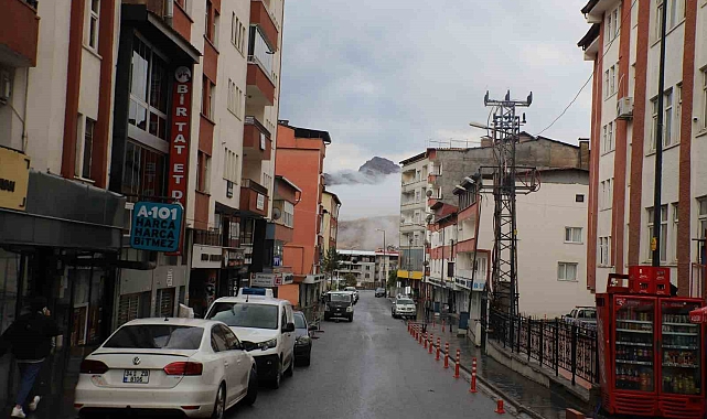 Sağanak yağış Hakkari'de hayatı olumsuz etkiliyor