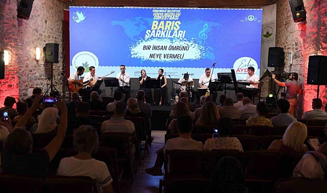 Şarkılar barış dolu bir dünya için seslendirildi