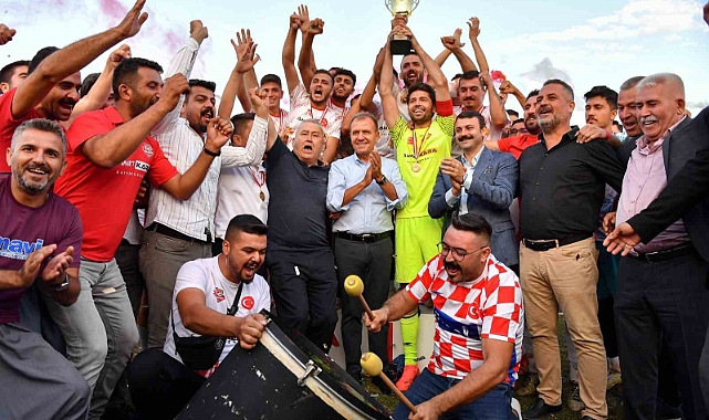 Seçer, 30 Ağustos Zafer Kupası Futbol Turnuvası’nın ödül törenine katıldı