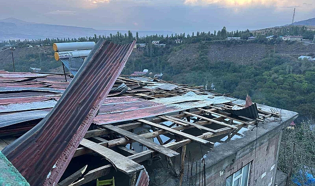 Şiddetli rüzgar çatıları uçurdu