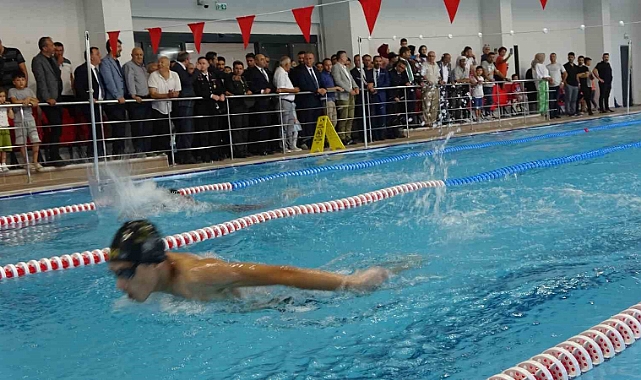 Tavşanlı’da kapalı yüzme havuzu açıldı