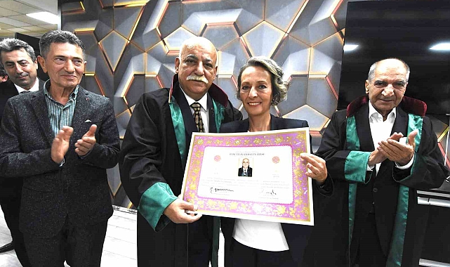Tıp profesörü bu kez avukat cübbesini giydi