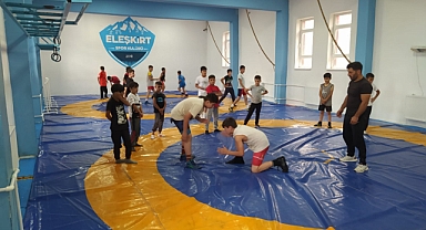 Türkiye’nin güreşçileri Eleşkirt’te yetişiyor