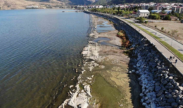Türkiye'nin en büyük gölü olan Van Gölü çekilmeye devam ediyor