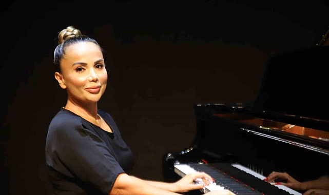 Uçuş sırasında şarkı söyledi, hostes zannedilirken müzik öğretmeni olduğu ortaya çıktı