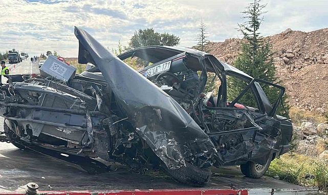Uşak’ta iki otomobil çarpıştı: 2 ölü, 2 yaralı