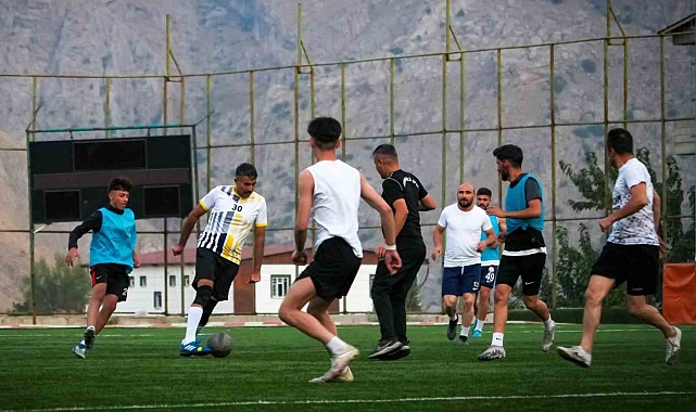 Vali Çelik, sporcularla çift kale maçı yaptı
