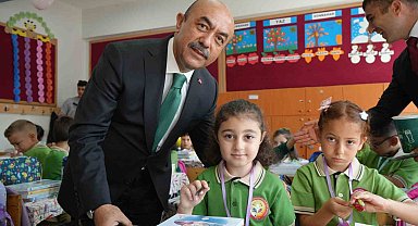 Vali Hamza Aydoğdu'dan eğitim yolculuğunun ilk adımında anlamlı hediye