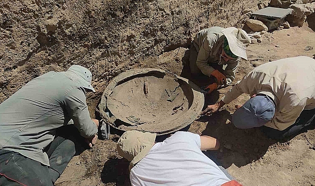 Van'da  bulunan Ayanis Kalesi'nde 3 adet bronz kalkan bulundu