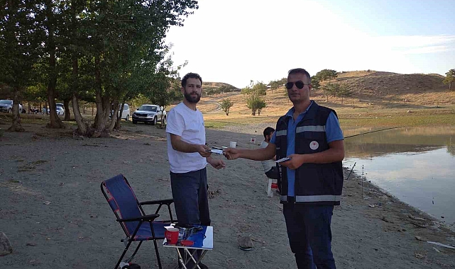 Van'da amatör balıkçıların yakaladıkları küçük balıklar göle bırakıldı