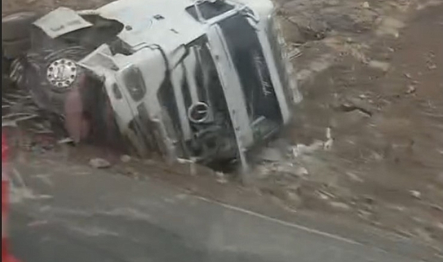 Van'da iki tır çarpıştı, yol 2 saat ulaşıma kapandı