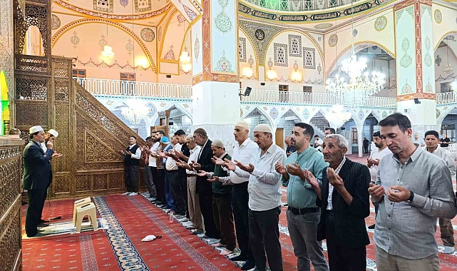 Van'da vatandaşlar Mevlit Kandili'nde camilere akın etti