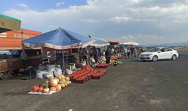 Yol kenarında satılan sebze ve meyvelere ilgi yoğun
