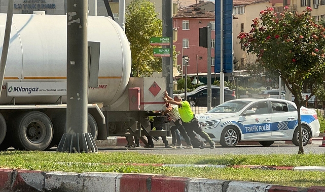 Yolda kalan yakıt tankerini imdadına polis ekipleri yetişti