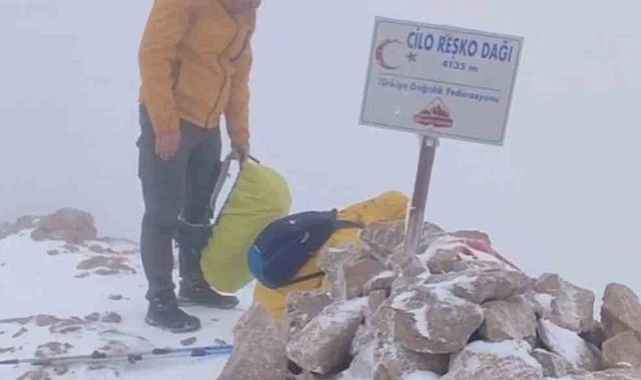 Yüksekovalı dağcılar dolu ve tipiye rağmen 4 bin 135 rakıma zirve yaptı