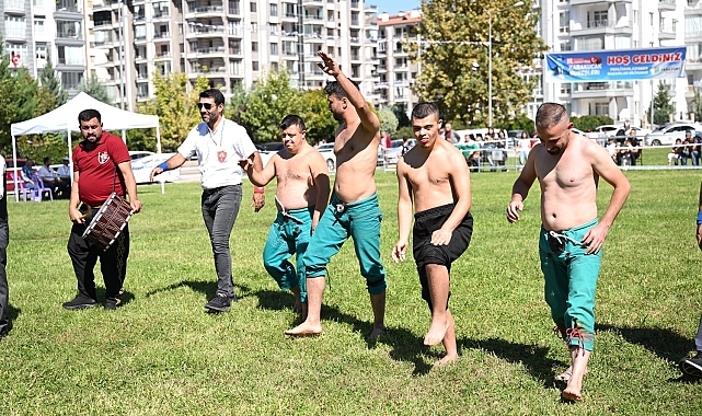 19. Uluslararası Turgut Özal Karakucak Güreşleri coşkulu bir törenle başladı