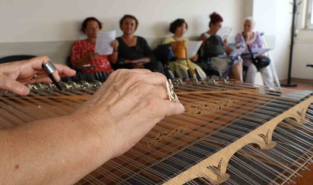 65 yaş üstü vatandaşlar müziğin gücüyle sosyalleşiyor