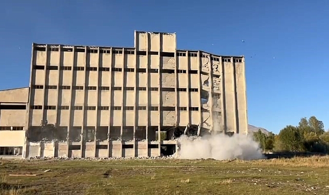 Adicevaz da çeyrek asırlık un fabrikası yıktırıldı