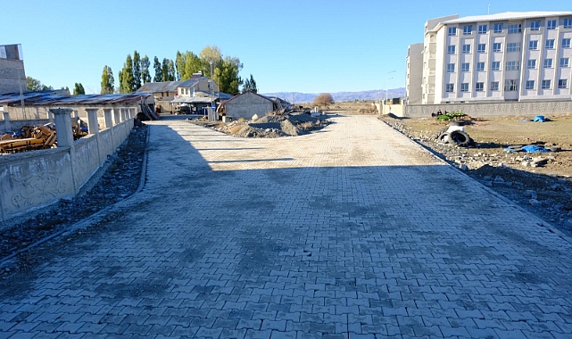 Ağrı'da Çukurçayır köyü yolu yenileniyor