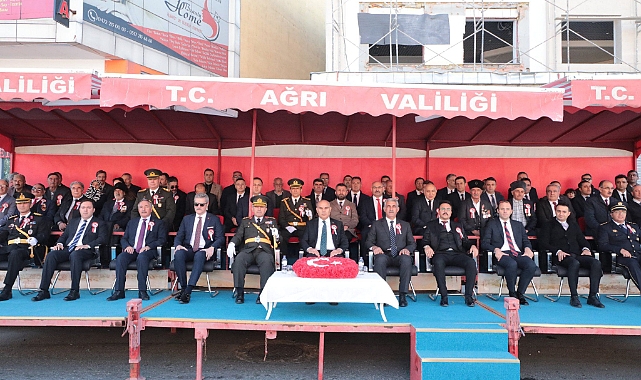 Ağrı'da Cumhuriyet Bayramı törenle kutlandı