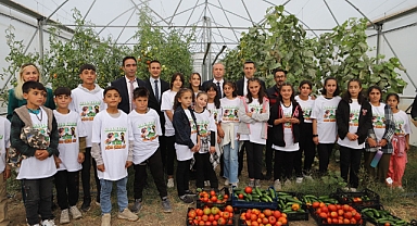 Ağrı'da Dünya Gıda Günü'nde öğrenciler serada hasat yaptı (Videolu haber)
