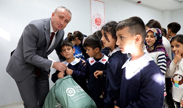 Ağrı’da hayırseverden öğrencilere kışlık giyisi