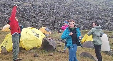 Ağrı Dağı'na tırmanan dağcılar 4200 rakımda spor yaptı (Videolu Haber)
