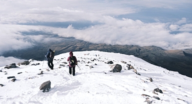 Ağrı Dağı'na tırmanan dağcılar, kara teslim oldu