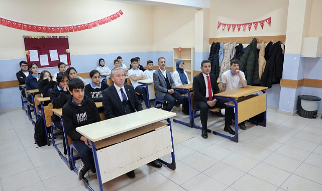 Ağrı Milli Eğitim Müdürü Kökrek öğrencilerle birlikte "Dersimiz Cumhuriyete Doğru" filmini izledi