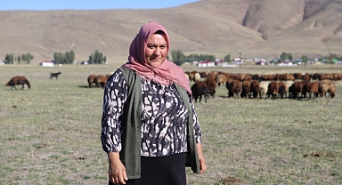 (Videolu Haber) Ağrılı kadın çiftçi, 100 koyunla başladı 400'e ulaştı