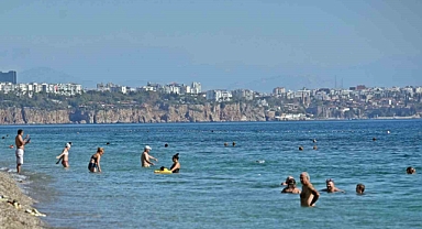 Antalya’dan ekim sonunda yaz ayı tadında ’kıskandıran’ görüntüler