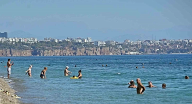 Antalya’dan ekim sonunda yaz ayı tadında ’kıskandıran’ görüntüler