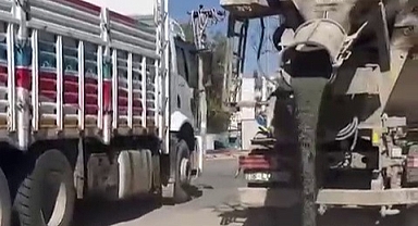 Asfalta çimento dökerek ilerledi