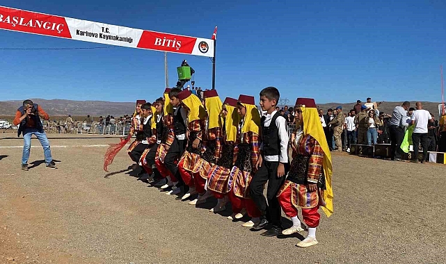 At yarışları renkli görüntüler oluşturdu