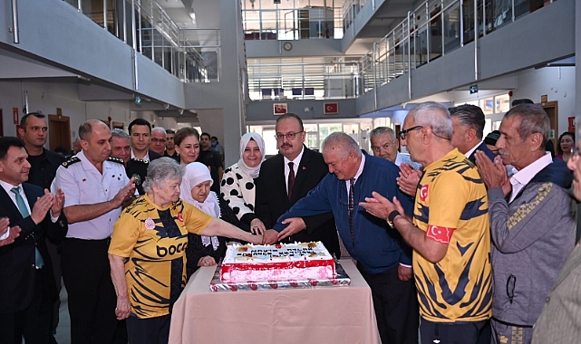 Aydın Valisi Canbolat, huzurevi sakinleriyle bir araya geldi