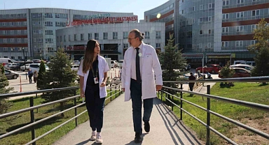 Baba kız aynı hastanede şifa dağıtıyor