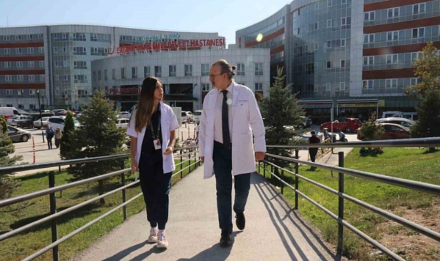 Baba kız aynı hastanede şifa dağıtıyor