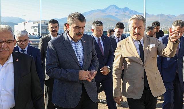 Bakan Tekin tasarruf tedbirlerine uydu, uygulama otelinde kaldı